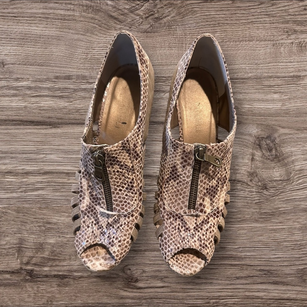 Vaneli Women’s Snakeskin Suede Heels Sandals Size 7.5M